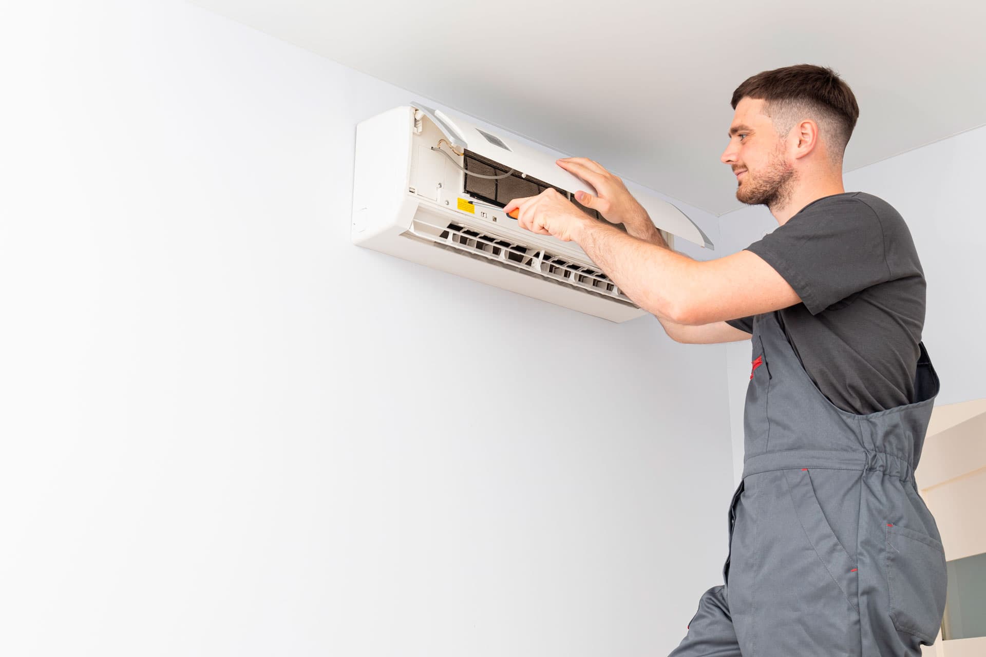 Técnico reparando climatización aire acondicionado, Climanort.